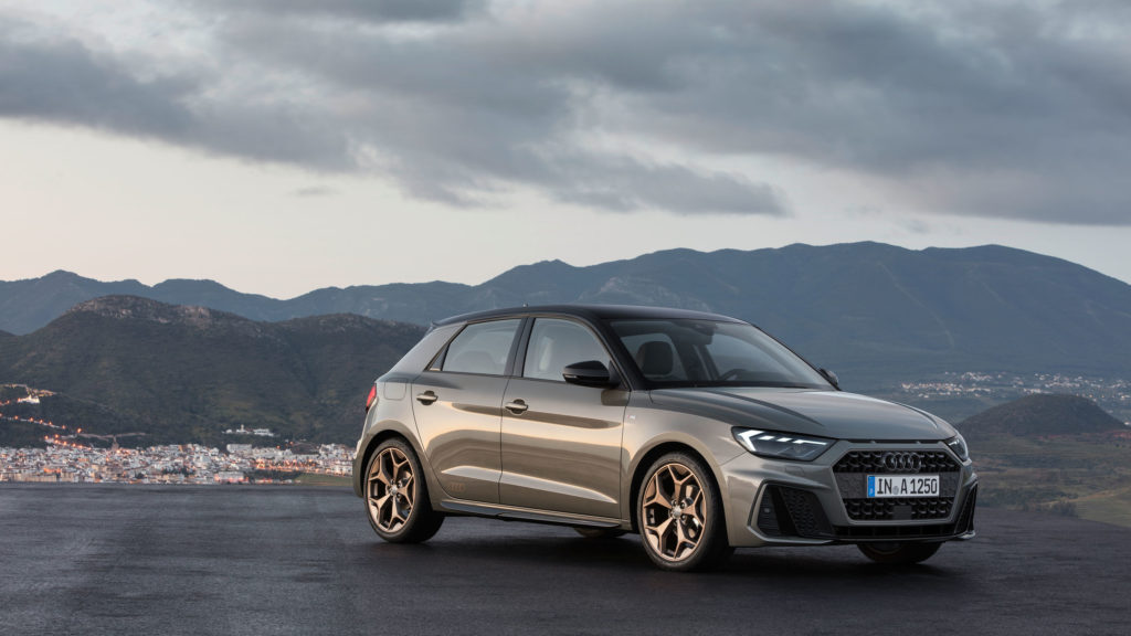 Vue de l'avant de l'Audi A1 Sportback grise devant des montagnes